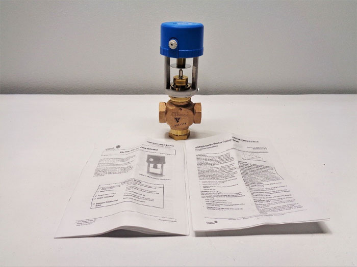 Johnson Controls 1" NPT 3-Way Control Valve, Bronze, VG7842NT+7152G